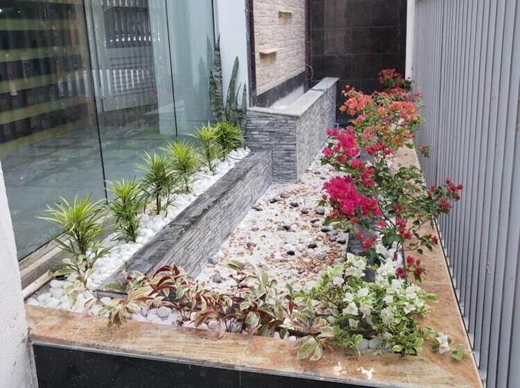 Hotel Amazinn Suites