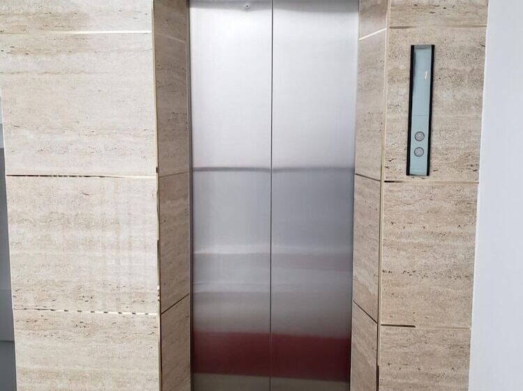 Hotel Amazinn Suites