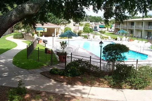 Отель Richmond Suites