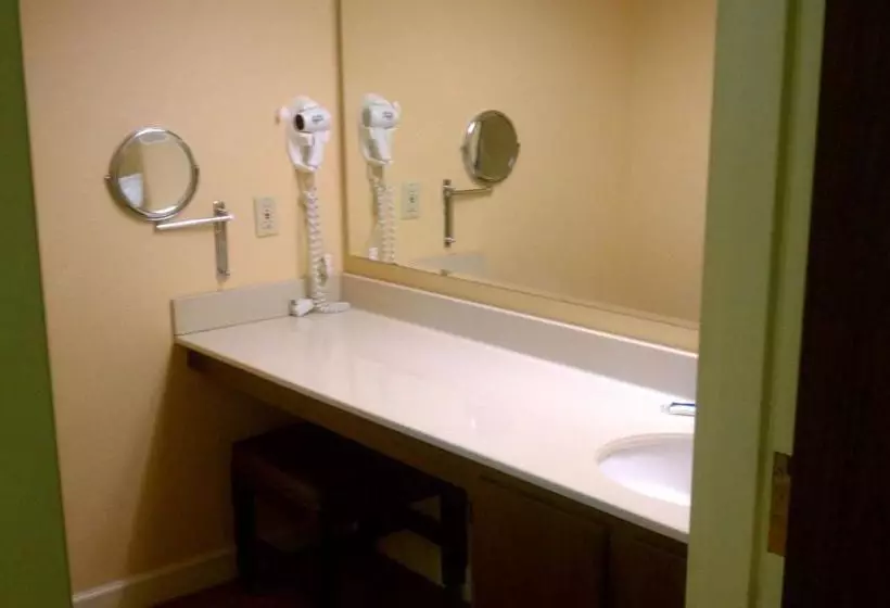 Отель Richmond Suites