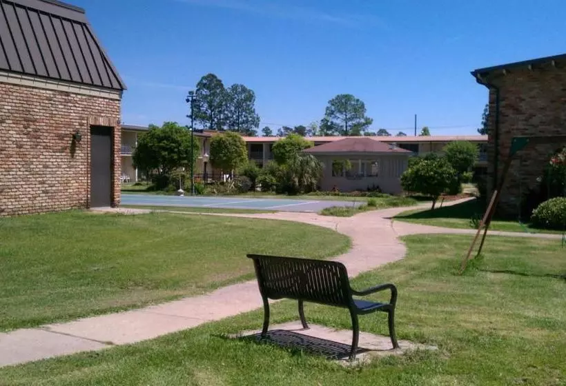 Отель Richmond Suites