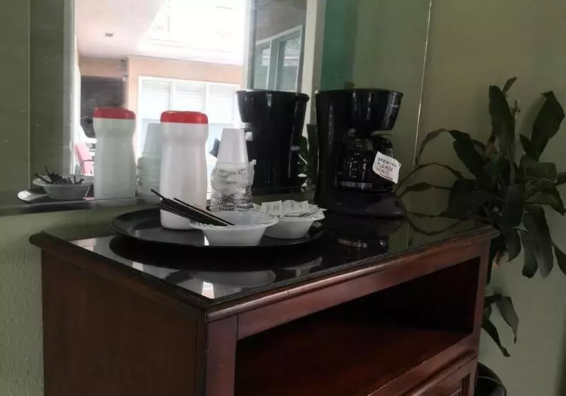 Bevonshire Lodge Motel