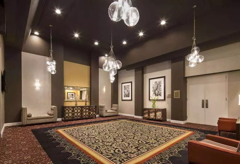 ホテル Doubletree By Hilton Raleigh  Brownstone  University