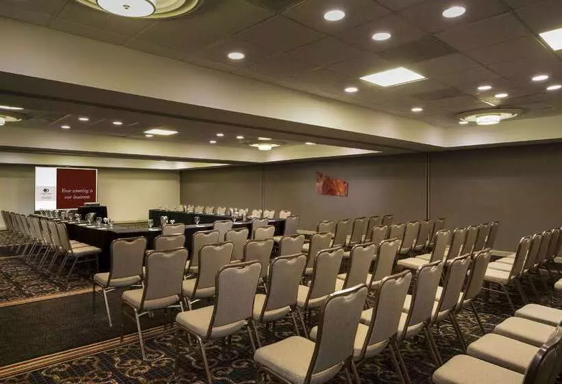 ホテル Doubletree By Hilton Raleigh  Brownstone  University