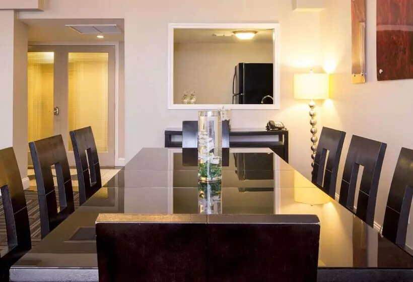 ホテル Doubletree By Hilton Raleigh  Brownstone  University