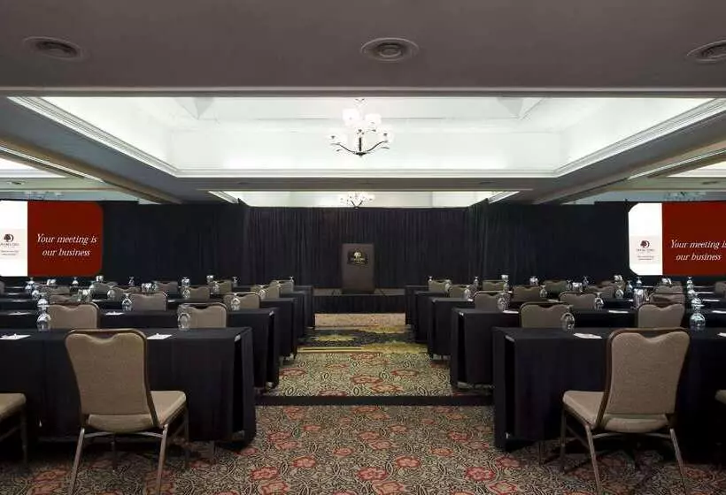 ホテル Doubletree By Hilton Raleigh  Brownstone  University