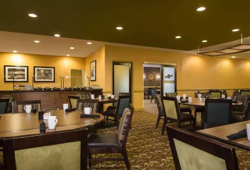 ホテル Doubletree By Hilton Raleigh  Brownstone  University