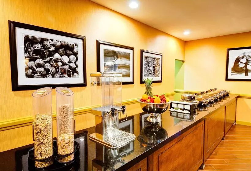 ホテル Doubletree By Hilton Raleigh  Brownstone  University