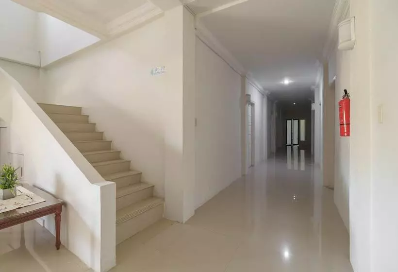 ホテル Reddoorz Syariah @ Panglima Nyak Makam Aceh