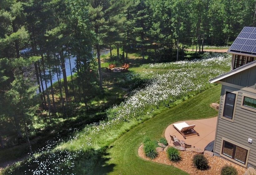 민박 Inn At The River