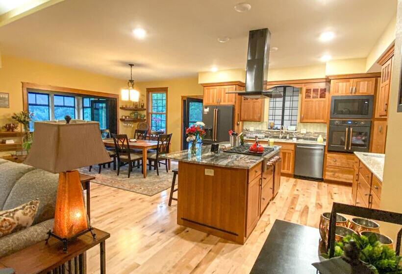 민박 Inn At The River