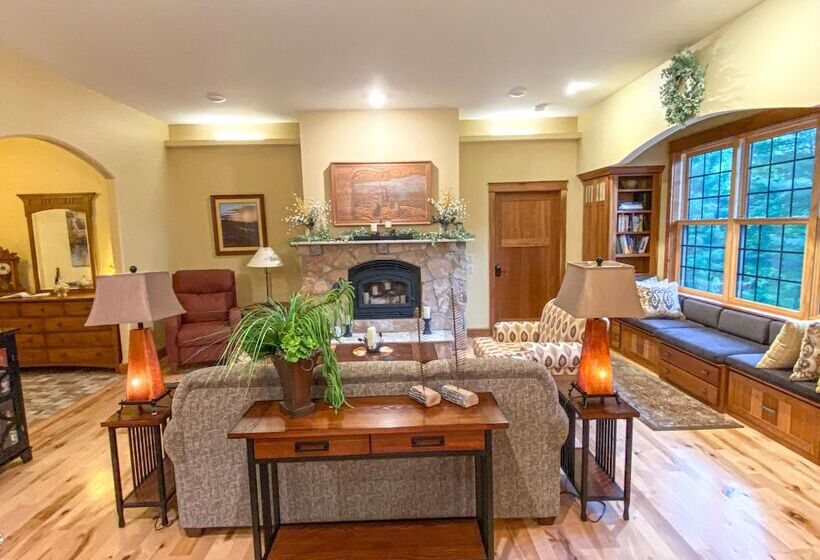 민박 Inn At The River