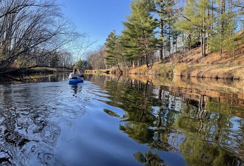 민박 Inn At The River
