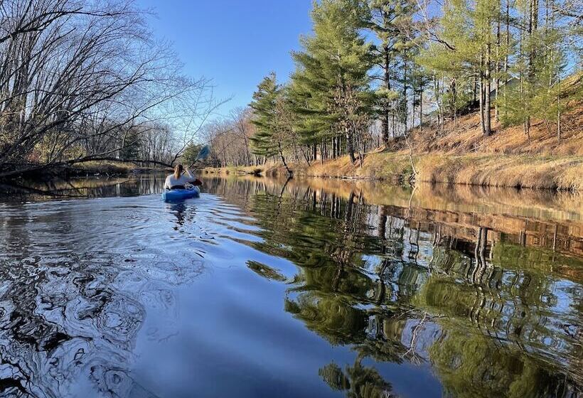 민박 Inn At The River