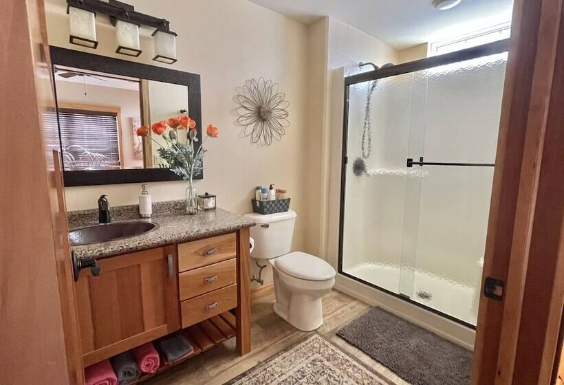 민박 Inn At The River