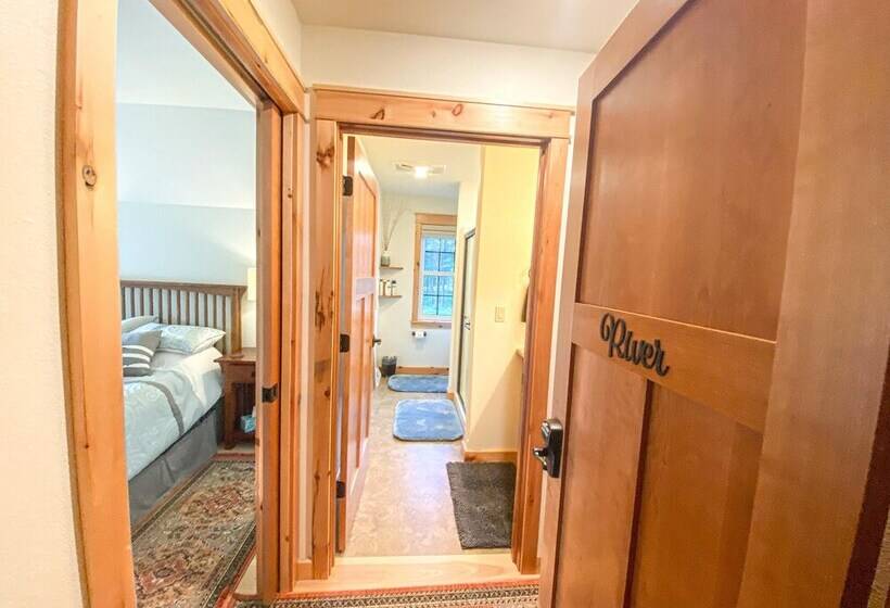 민박 Inn At The River