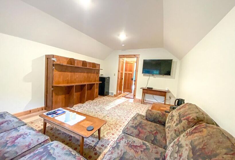 민박 Inn At The River