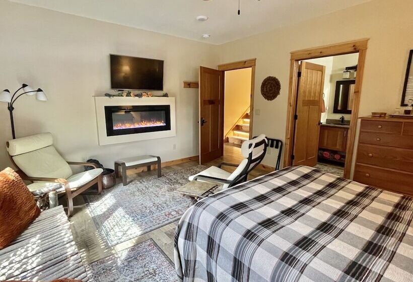 민박 Inn At The River