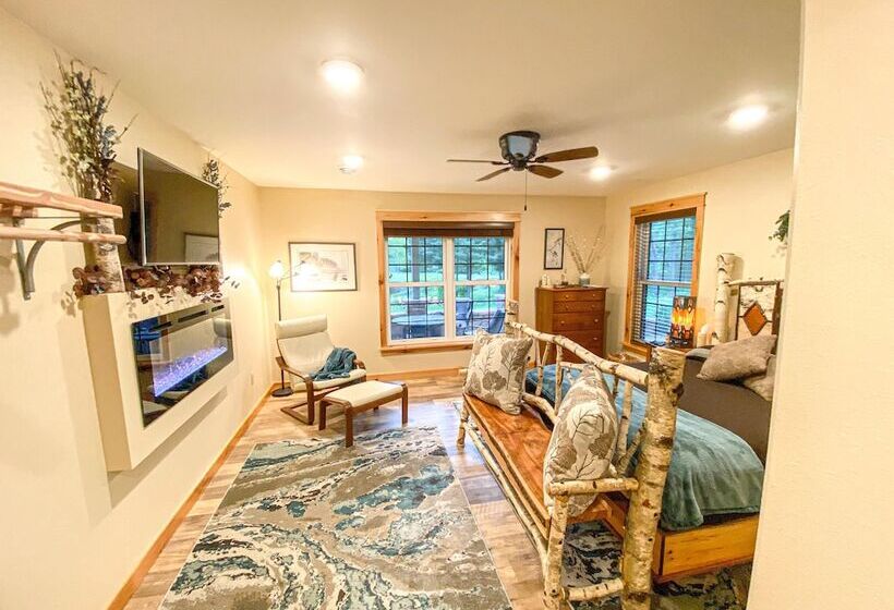 민박 Inn At The River