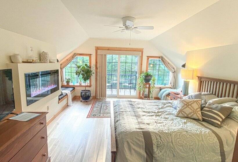 민박 Inn At The River