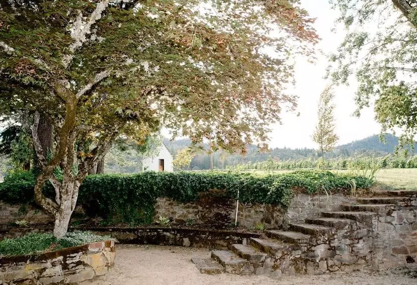 تختخواب و صبحانه Hummingbird Estate