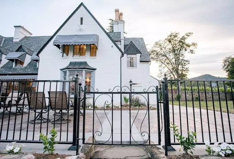 تختخواب و صبحانه Hummingbird Estate