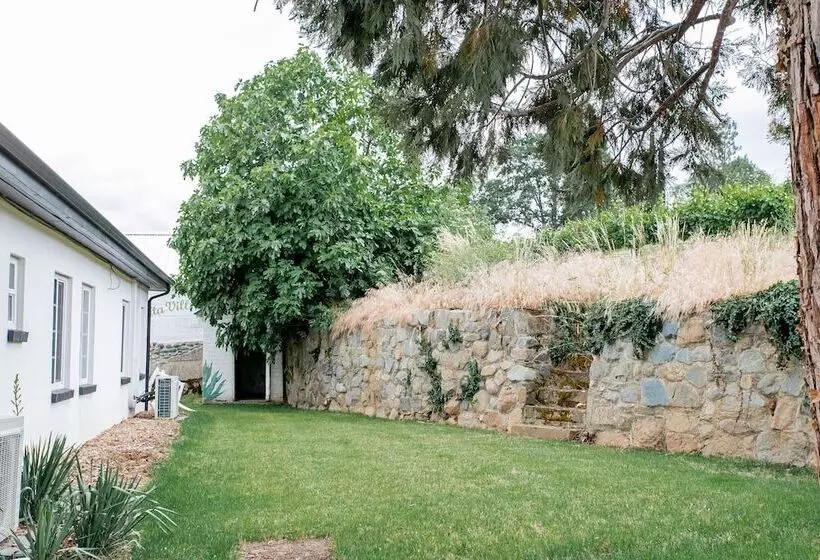 تختخواب و صبحانه Hummingbird Estate