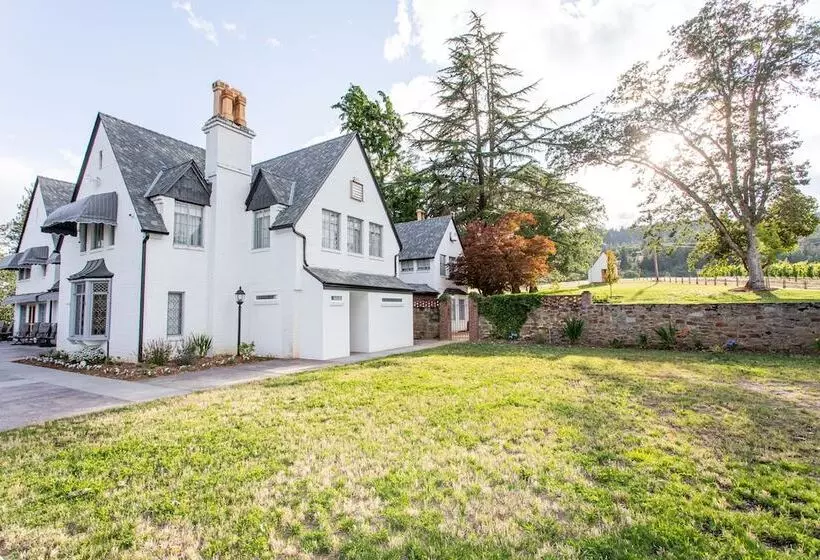 تختخواب و صبحانه Hummingbird Estate