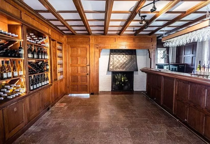 تختخواب و صبحانه Hummingbird Estate