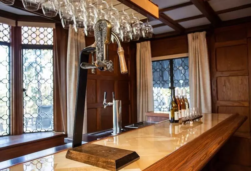 تختخواب و صبحانه Hummingbird Estate