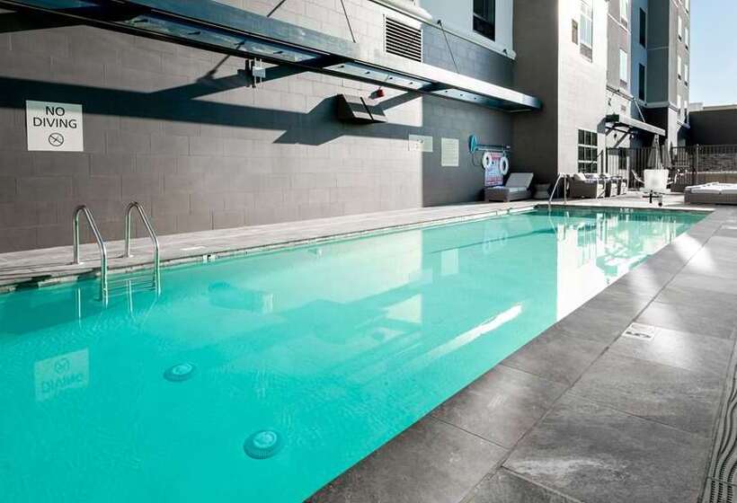 Отель Hampton Inn Riverside Downtown