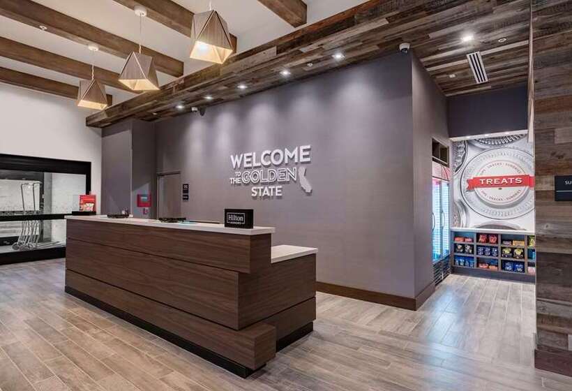 Отель Hampton Inn Riverside Downtown