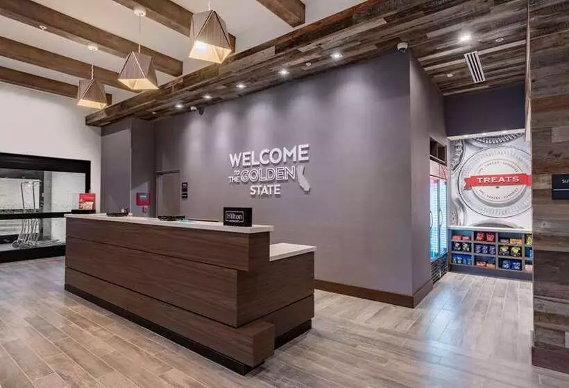 Hotelli Hampton Inn Riverside Downtown