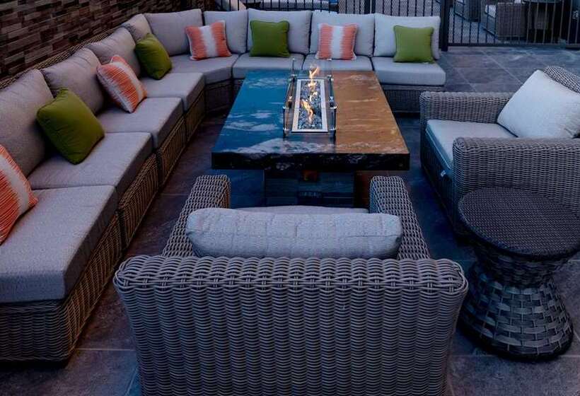 Отель Hampton Inn Riverside Downtown