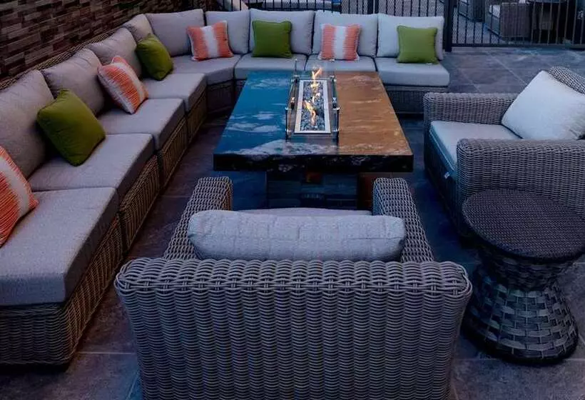 Hotelli Hampton Inn Riverside Downtown