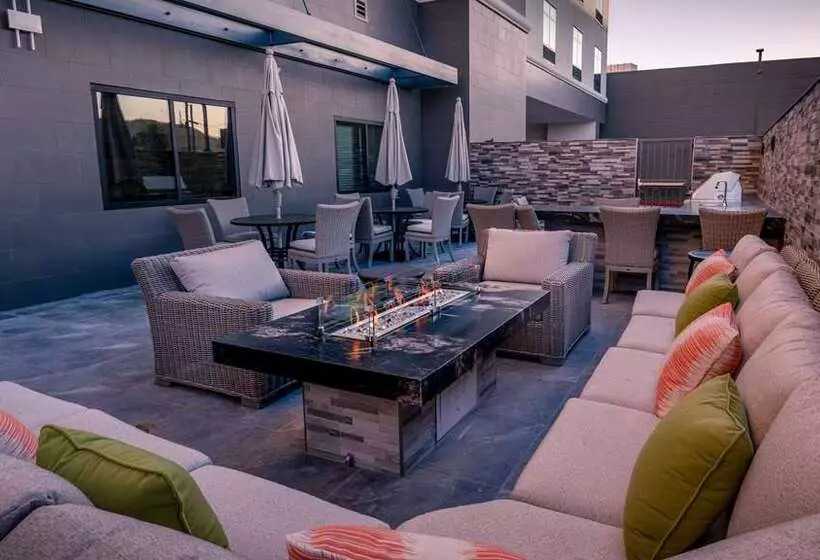 Hotelli Hampton Inn Riverside Downtown