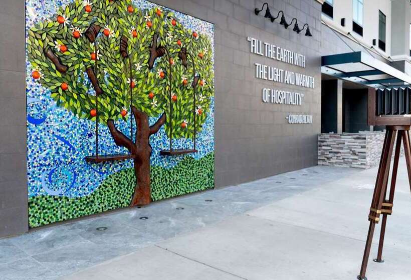 Отель Hampton Inn Riverside Downtown