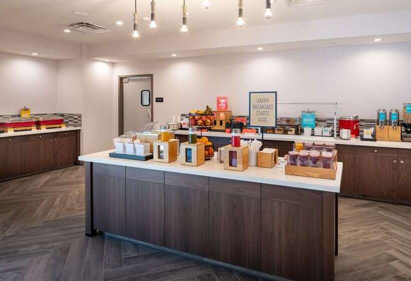 Отель Hampton Inn Riverside Downtown