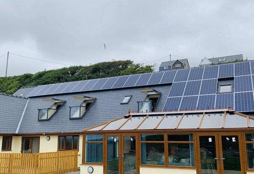 تختخواب و صبحانه Barmouth Beach Club