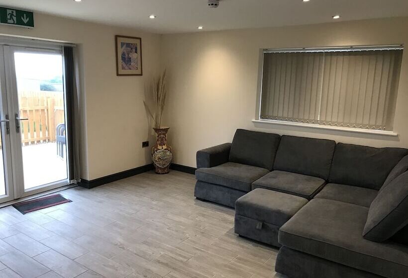 تختخواب و صبحانه Barmouth Beach Club