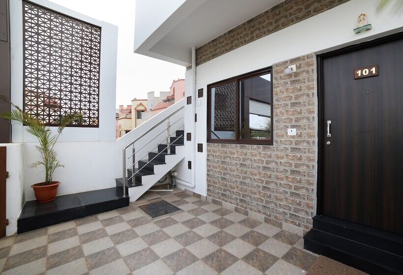 هتل Daze Off Studio House