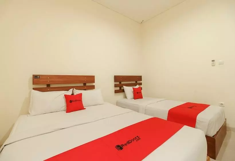 Hotelli Reddoorz Near Jembatan Siti Nurbaya Padang