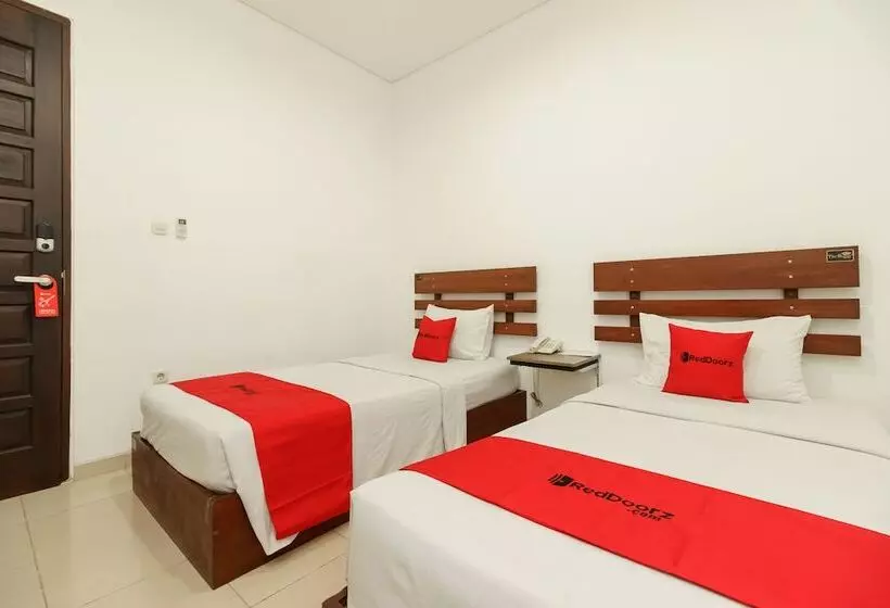Hotelli Reddoorz Near Jembatan Siti Nurbaya Padang