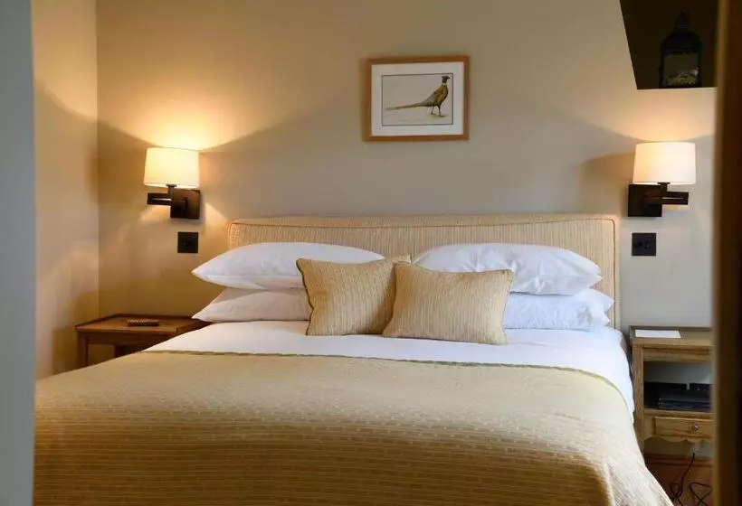 ホテル The Bell At Ramsbury