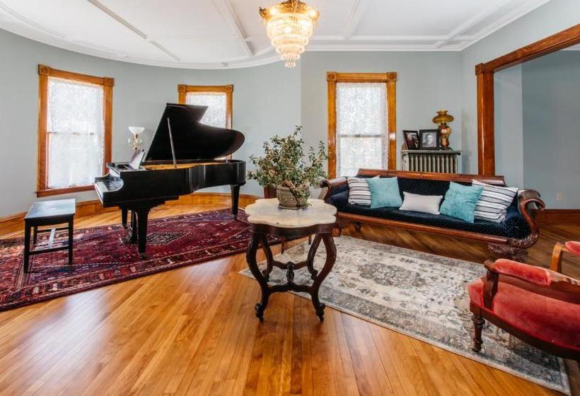 ベッドアンドブレックファースト Reynolds House Inn