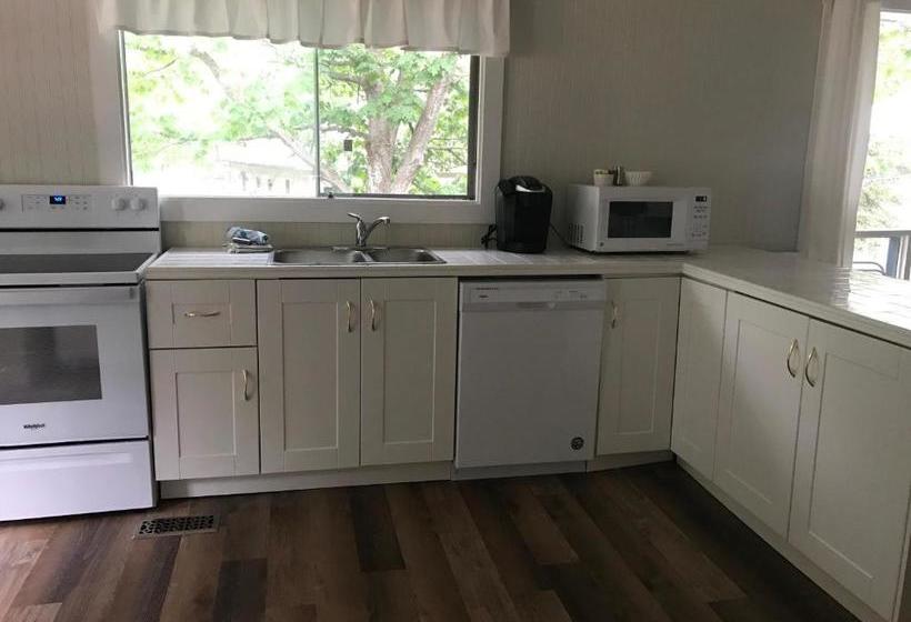 Resort Beachside On Lake Muskoka