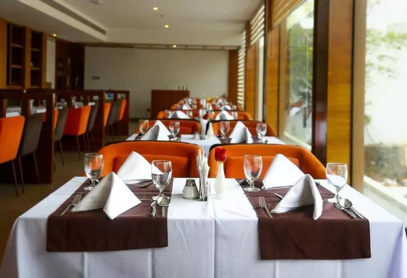 ホテル Ceasar Palace Kottayam