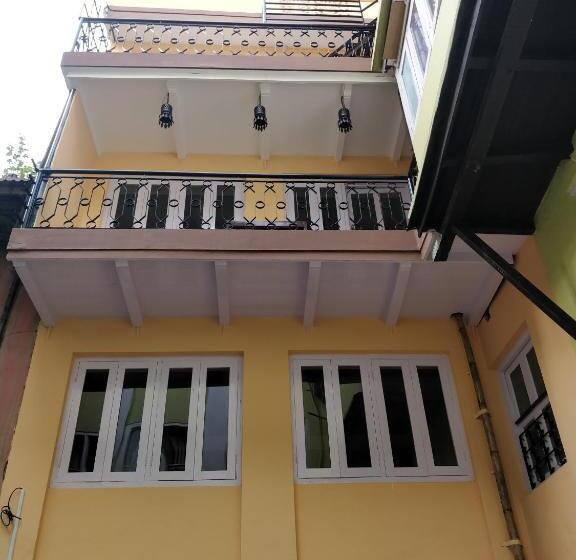 تختخواب و صبحانه Mani Homes