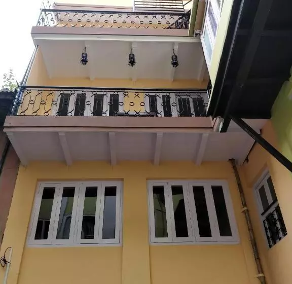 تختخواب و صبحانه Mani Homes
