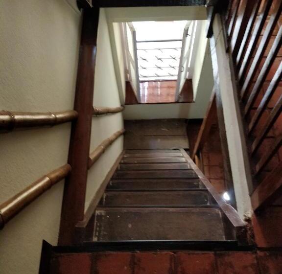 تختخواب و صبحانه Mani Homes